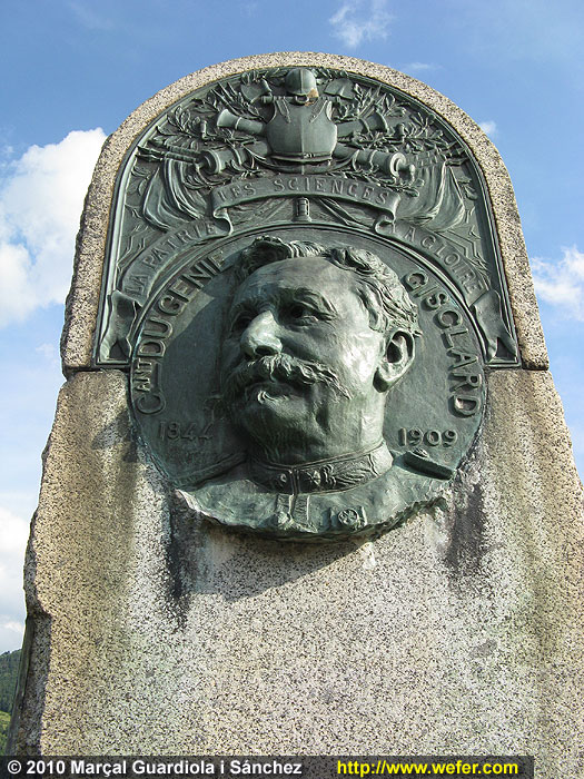 Monument a l'enginyer Gisclard, autor del famós pont del tren groc, i que morí juntament amb altres persones precisament en un descarrilament d'un tren que feia proves de càrrega del seu pont.