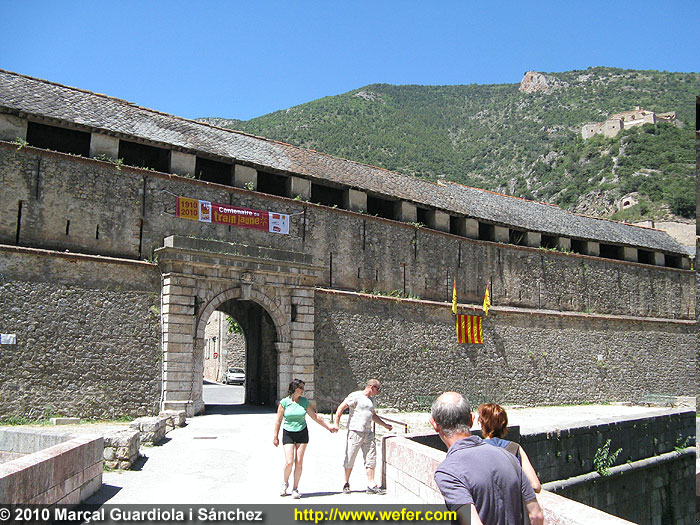 Tots els pobles tenien per tot arreu pancartes i anuncis del centenari del tren groc. A més, hi havia informació a hotels, botigues, etc. Aquí veiem una pancarta a l'entrada de la fortalesa de Vilafranca.