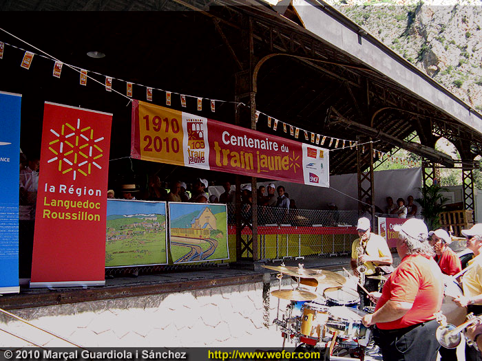 Banda de música a l'exterior d'on s'han fet els parlaments i el pica-pica.