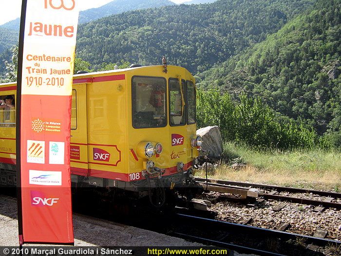 Pancarta commemorativa i tren groc.