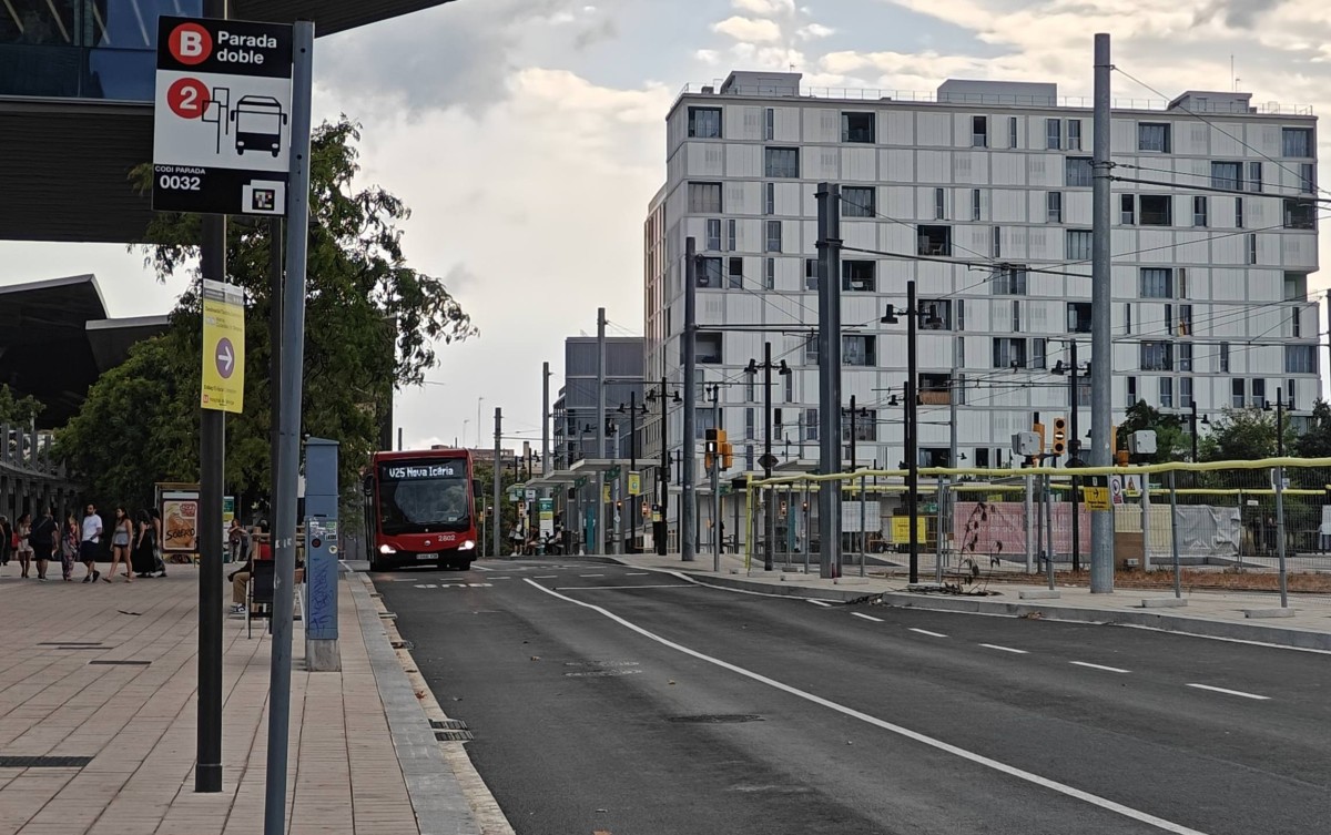 Semàfor només per busos enmig de l'intercanviador de Glòries